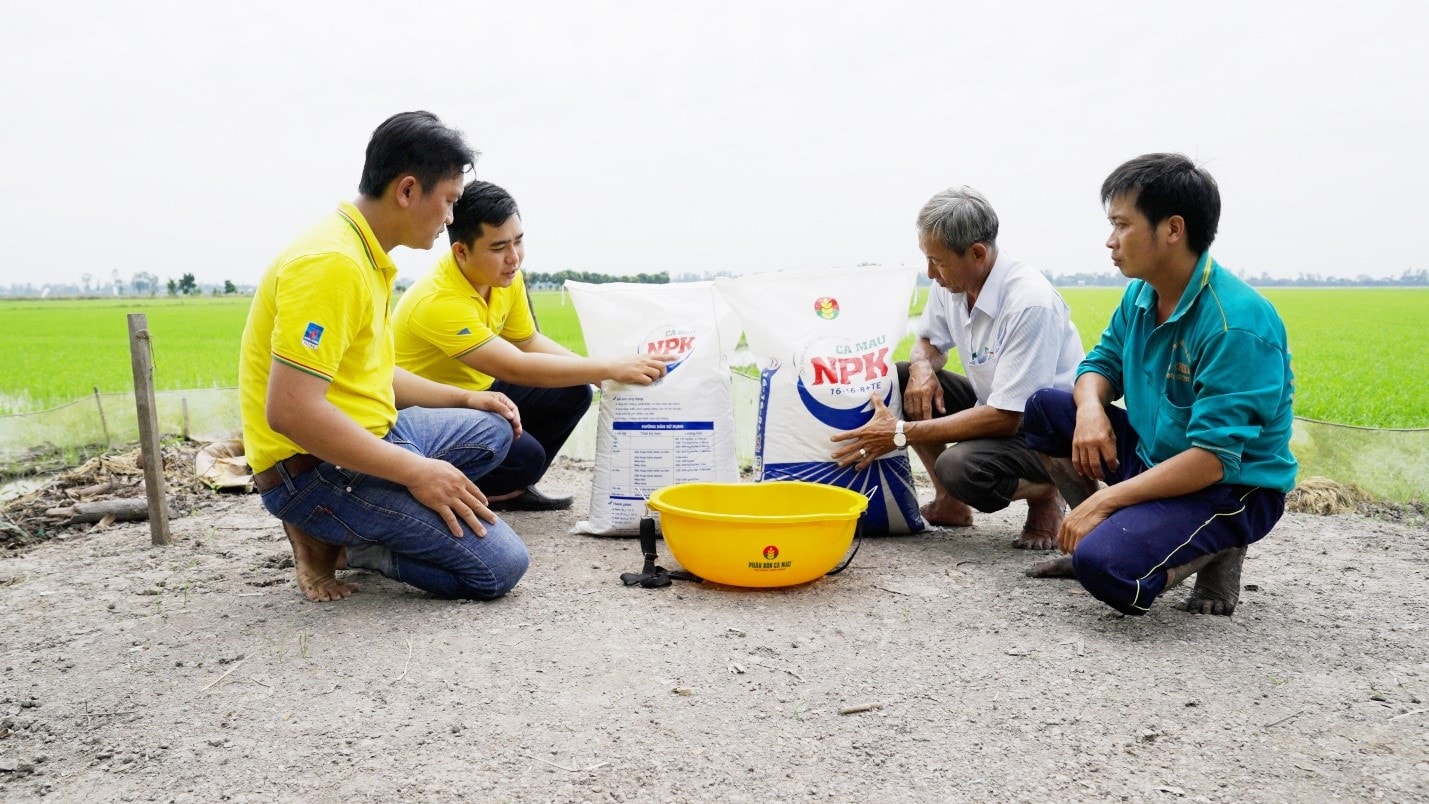 Để tham gia Mùa Vàng Thắng Lớn năm 2023, bà con chỉ cần chọn lựa NPK Cà Mau tại các đại lý Phân Bón Cà Mau ở địa phương. 