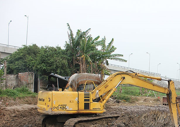 Thi công dự án đầu tư xây dựng tuyến đường huyện nối từ đê tả Đáy đến đường 57B (Ý Yên) tạo điều kiện thu hút vào Khu công nghiệp Hồng Tiến (ảnh báo Nam Đinh)