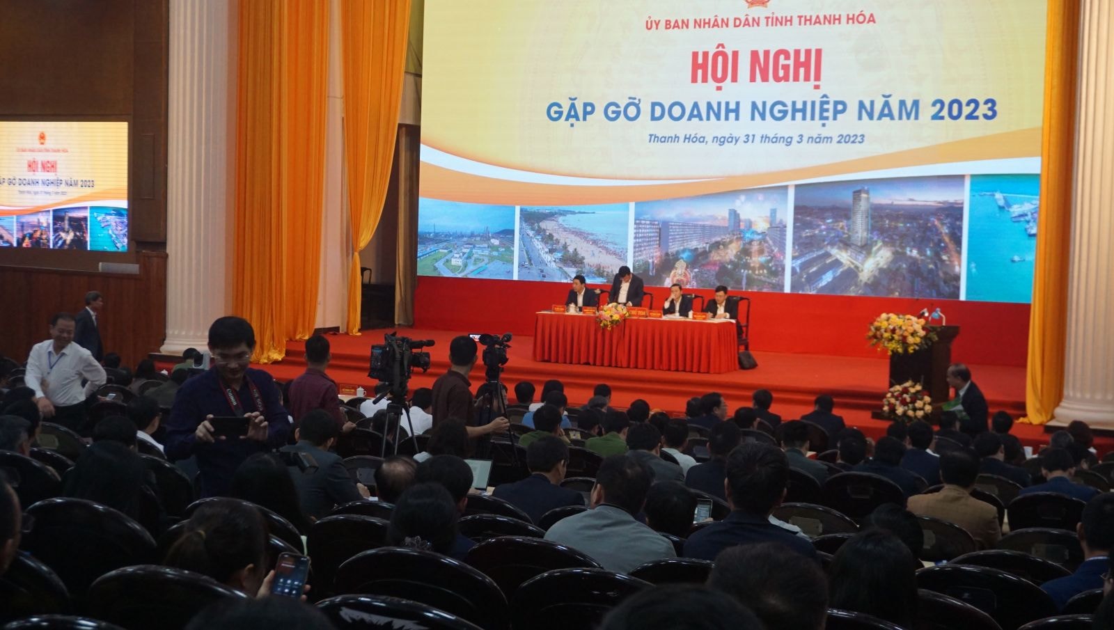 Lãnh đạo tỉnh Thanh Hóa lắng nghe kiến nghị của doanh nghiệp, đồng thời đưa ra giải pháp để hỗ trợ, tháo gỡ giúp doanh nghiệp phát triển