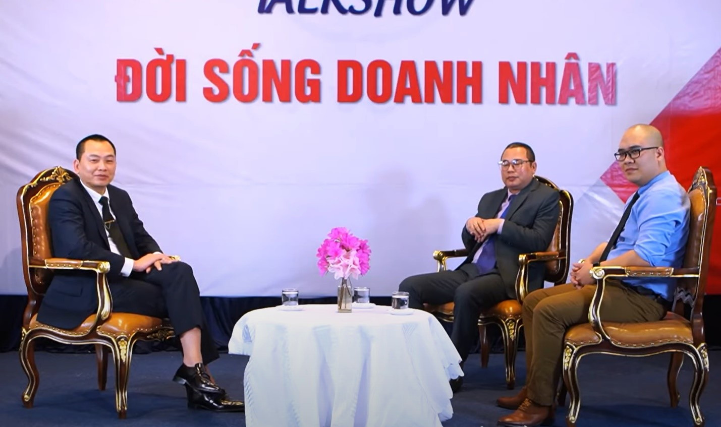 Ông Trần Anh Tuấn ngoài cùng bên phải, trong chương trình talkshow Doanh nhân