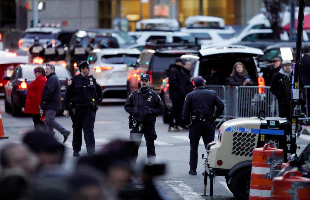 Cảnh sát New York túc trực bên ngoài Tòa án Hình sự Manhattan sau khi ông Trump bị truy tố. Ảnh: Reuters