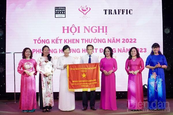 Hiệp hội Nữ doanh nhân Đà Nẵng nhận Cờ thi đua hoàn thành xuất sắc nhiệm vụ, dẫn đầu phong trào thi đua của khối thi đua các hội, hiệp hội doanh nghiệp năm 2022 do UBND thành phố trao tặng.