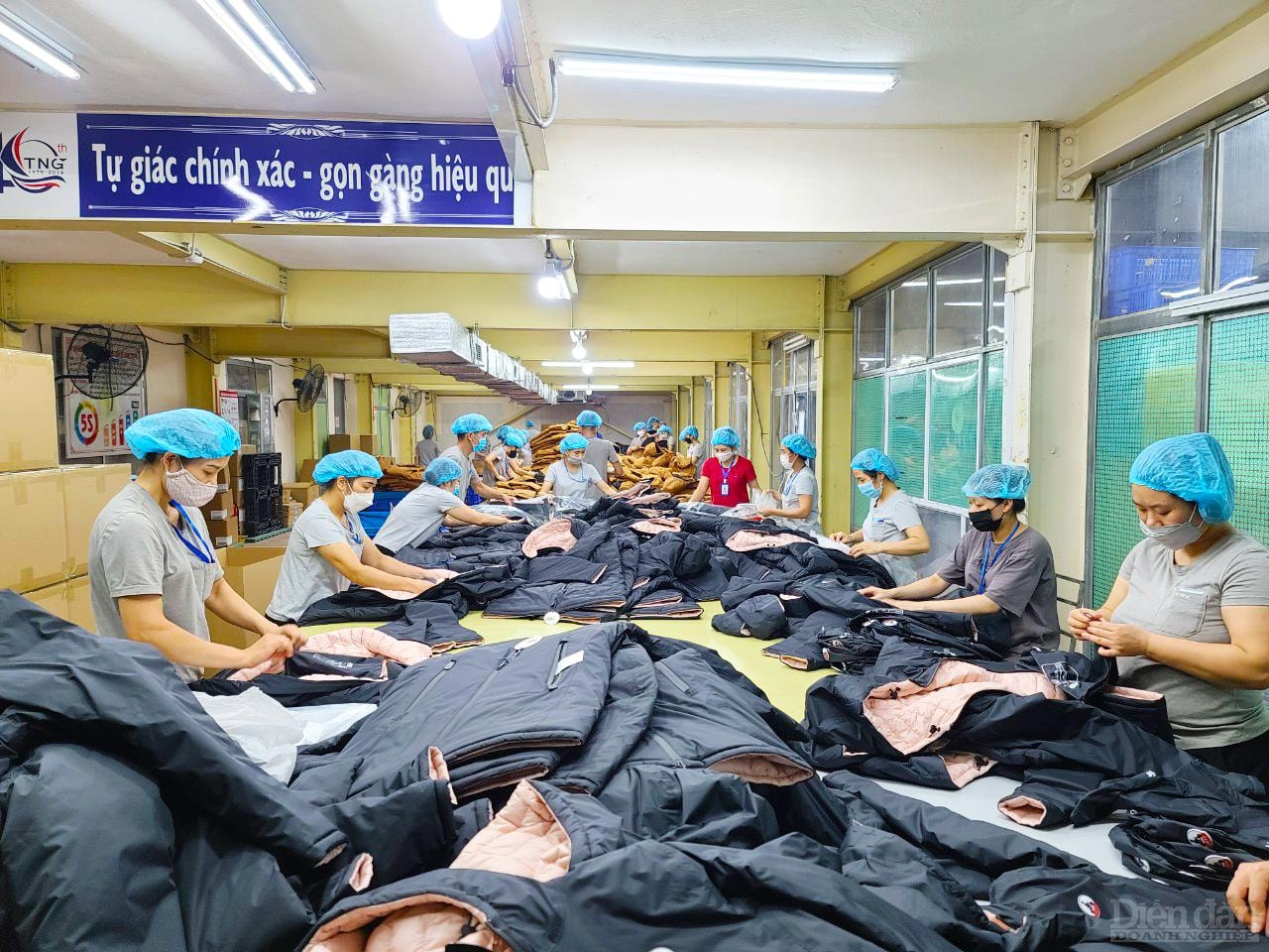Thị trường may mặc cũng đang rơi vào tình trạng tương tự. Ảnh: Vũ Phường