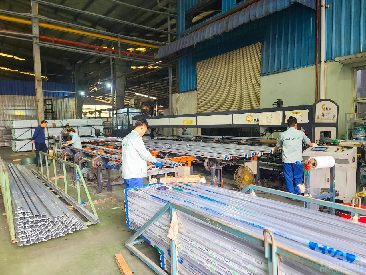 Khó khăn đang cộng hưởng nhau đối với ngành nhôm, thép. Ảnh: Vũ Phường