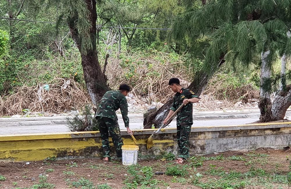 Các chiến sĩ tu sửa làm đẹp từng góc huyện đảo.