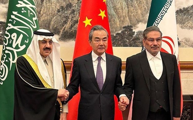 Cố vấn an ninh quốc gia Saudi Arabia Musaad bin Mohammed al-Aiban, Chủ nhiệm Văn phòng Ủy ban Công tác Đối ngoại Trung ương Đảng Cộng sản Trung Quốc Vương Nghị và Thư ký Hội đồng An ninh Quốc gia Tối cao Iran Ali Shamkhani. (Ảnh: Reuters/Vietnam+)