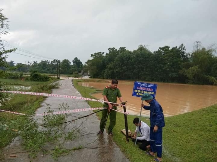 Một số hình ảnh khi mưa lũ tràn về, làm chia cắt thôn Vĩnh Ngọc trong một thời gian dài