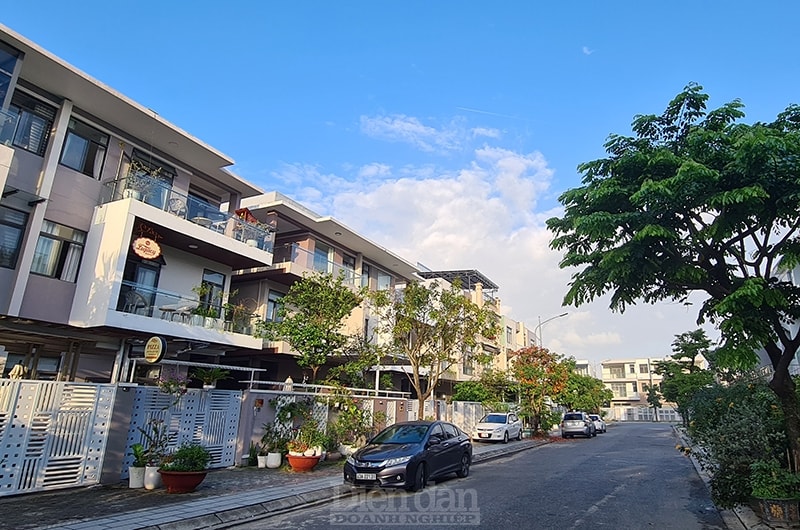 Khoảng một trăm căn biệt thự trong khu đô thị đã hoàn thiện nhưng rất ít người chuyển đến ở. Khách hàng mua căn hộ, biệt thự trong dự án này đang gửi đơn kêu cứu khắp nơi để tháo gỡ vướng mắc cho họ sớm nhận giấy chứng nhận quyền sử dụng đất và tải sản gắn liền với đất (sổ đỏ).