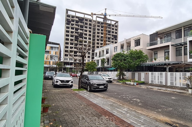 Khoảng một trăm căn biệt thự trong khu đô thị đã hoàn thiện nhưng rất ít người chuyển đến ở. Khách hàng mua căn hộ, biệt thự trong dự án này đang gửi đơn kêu cứu khắp nơi để tháo gỡ vướng mắc cho họ sớm nhận giấy chứng nhận quyền sử dụng đất và tải sản gắn liền với đất (sổ đỏ).