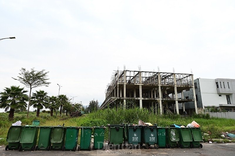 Khu vực này đang bị tập kết giá hạ, xà bần gây mất mỹ quan đô thị, ô nhiễm môi trường...