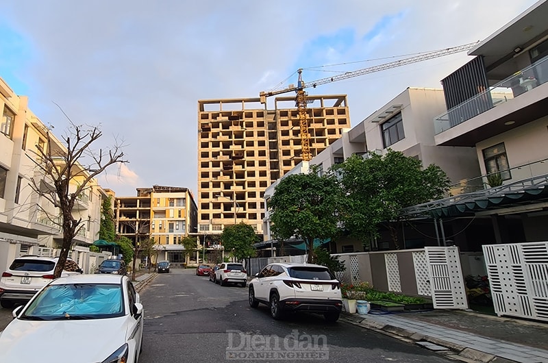 Khoảng một trăm căn biệt thự trong khu đô thị đã hoàn thiện nhưng rất ít người chuyển đến ở. Khách hàng mua căn hộ, biệt thự trong dự án này đang gửi đơn kêu cứu khắp nơi để tháo gỡ vướng mắc cho họ sớm nhận giấy chứng nhận quyền sử dụng đất và tải sản gắn liền với đất (sổ đỏ).