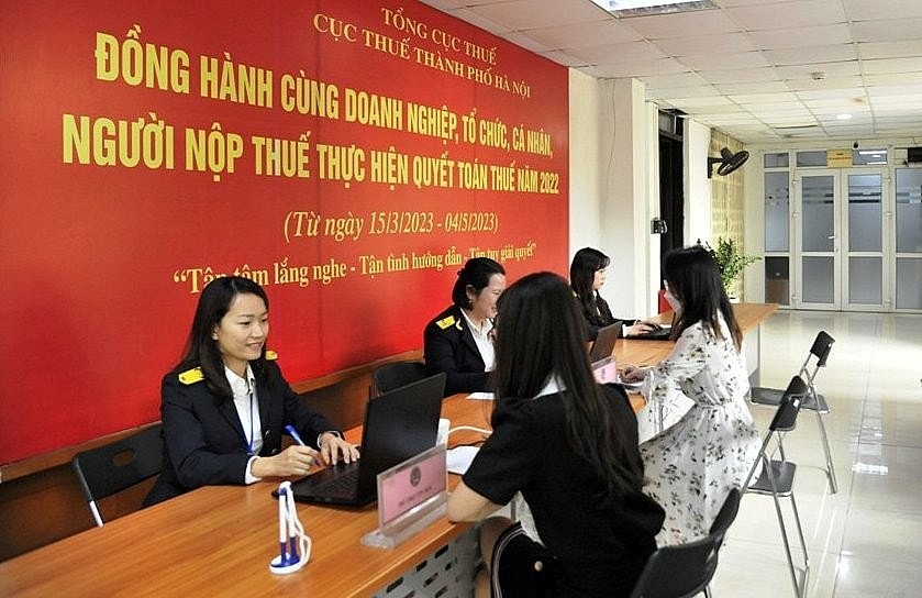 Người nộp thuế làm thủ tục quyết toán thuế tại Cục Thuế TP. Hà Nội.