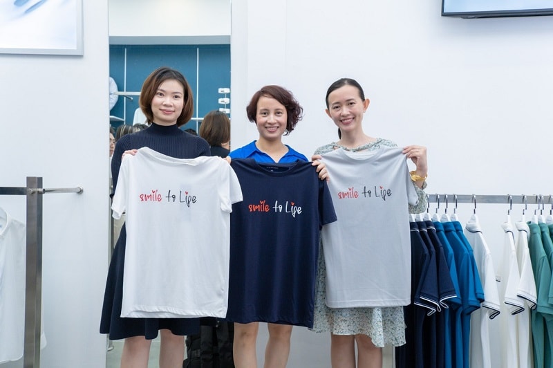 Tại sự kiện, Bộ sưu tập kết hợp với Tổ chức Operation Smile Việt Nam có tên gọi “Smile to Life