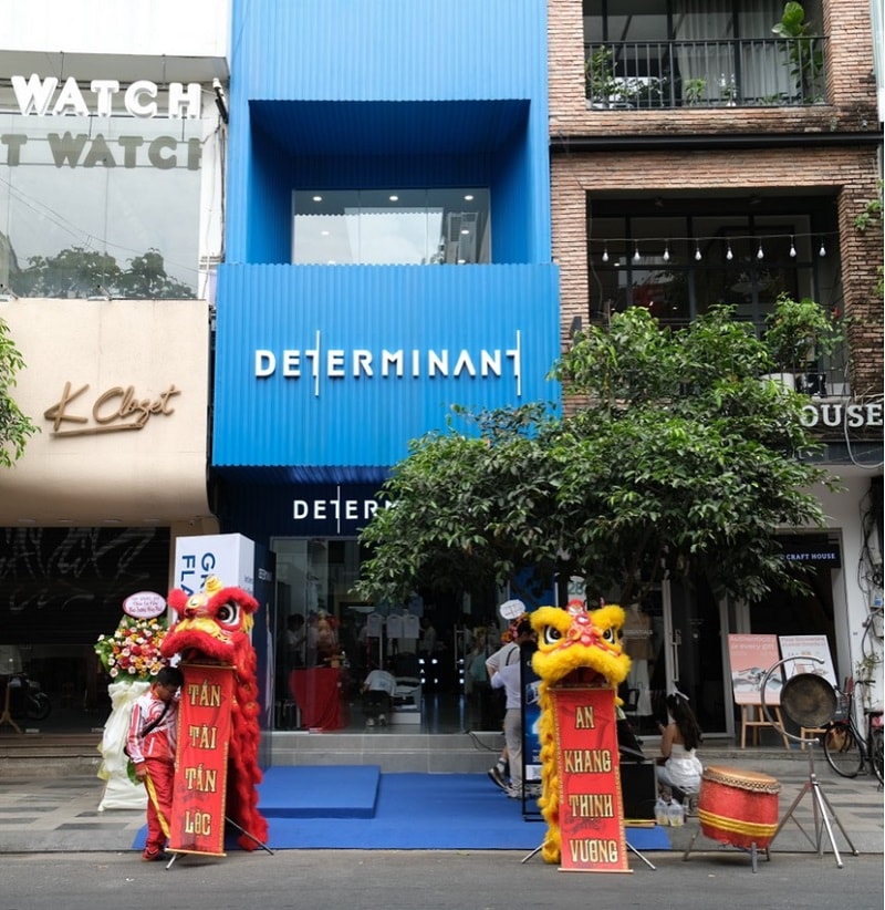 Với màu xanh chủ đạo của thương hiệu, cửa hàng DETERMINANT 30 Nguyễn Trãi mang diện mạo thanh lịch, tối giản và hiện đại.