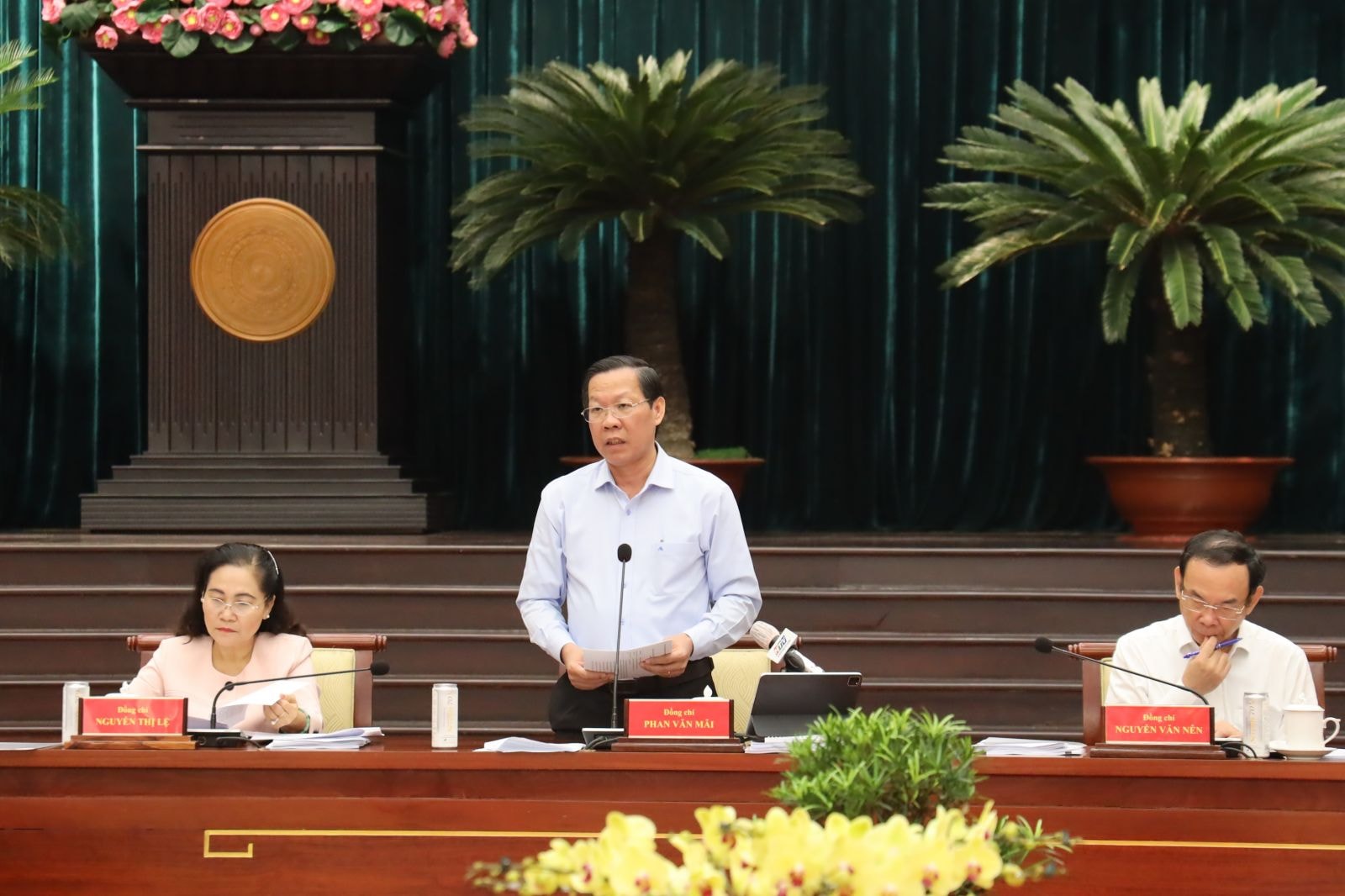 Chủ tịch UBND TP.HCM Phan Văn Mãi đã báo cáo kết quả phát triển kinh tế - xã hội quý I/2023 của TP.HCM - Ảnh: TTBC.