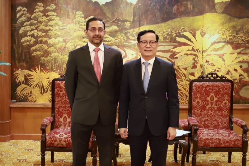 TGĐ Citibank Việt Nam, ông Ramachandran A.S (trái) và Chủ tịch VCCI, ông Phạm Tấn Công