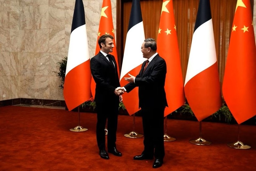 Tổng thống Pháp Emmanuel Macron được Thủ tướng Trung Quốc Lý Cường chào đón