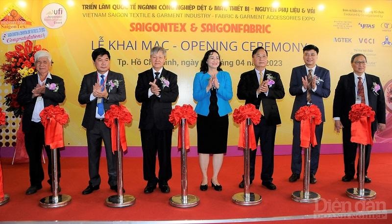 Phó chủ tịch VCCI Võ Tân Thành (thứ 3 từ trái sang) cùng các đại biểu cắt băng khai mạc triển lãm 