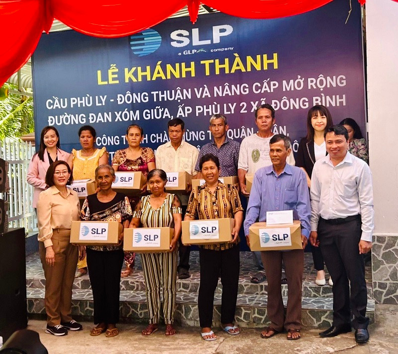 SLP tặng quà cho bà con nghèo Khmer tỉnh Vĩnh Long