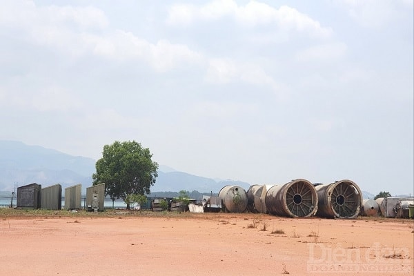 Hàng ngàn tấn thiết bị được đưa về tập kết không bảo quản làm người dân sinh sống quanh dự án xót xa.