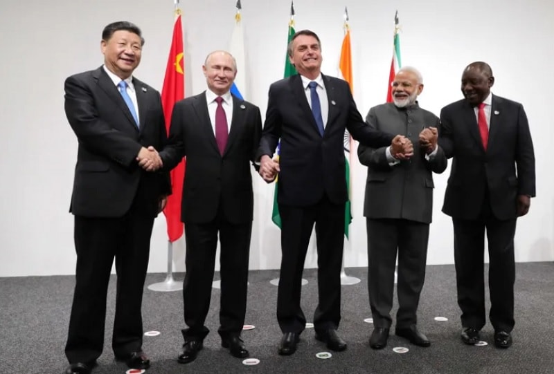 BRICS về việc sẽ phát hành một đồng tiền chung được đảm bảo bằng đất hiếm, dầu mỏ và vàng. 