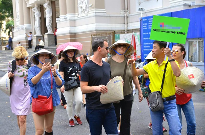 Khả năng giao tiếp ngoại ngữ tốt là một trong những kỹ năng không thể thiếu của người làm du lịch.