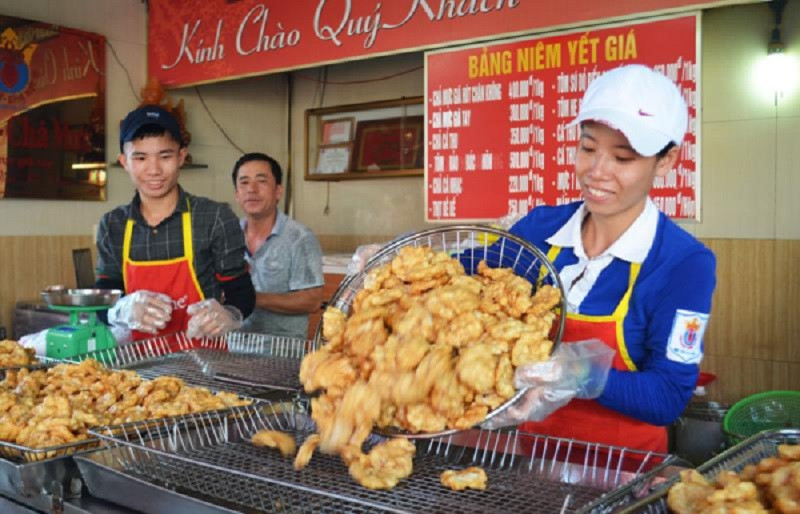 Cùng với lợi thế về vẻ đẹp cảnh quan, văn hóa truyền thống, các sản phẩm du lịch mới mẻ, độc đáo thì ẩm thực cũng là yếu tố quan trọng thu hút du khách tại mỗi điểm đến du lịch của Quảng Ninh.