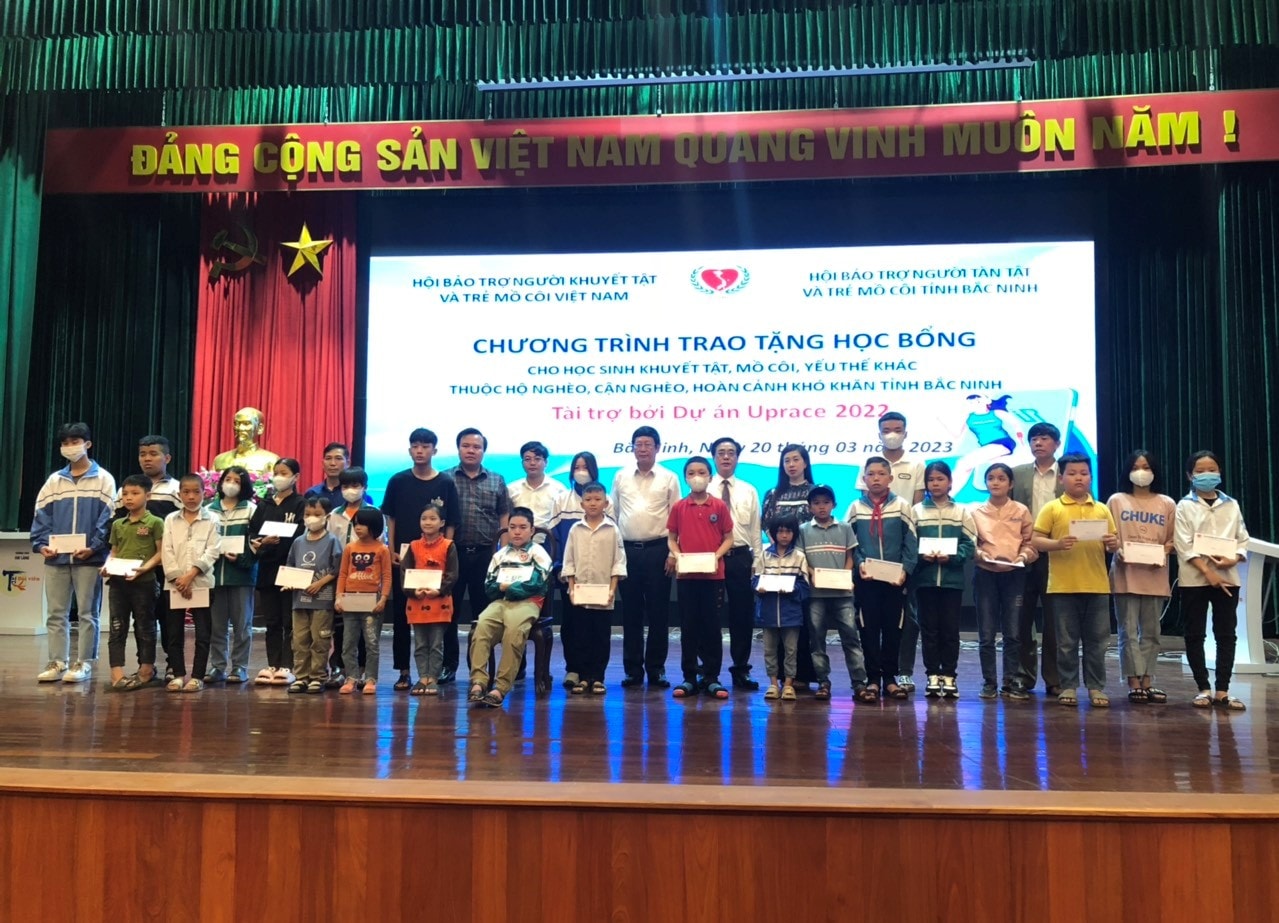 Trao tặng học bổng cho học sinh mồ côi, học sinh nghèo, khuyết tật, từ nguồn quỹ của UpRace 2022