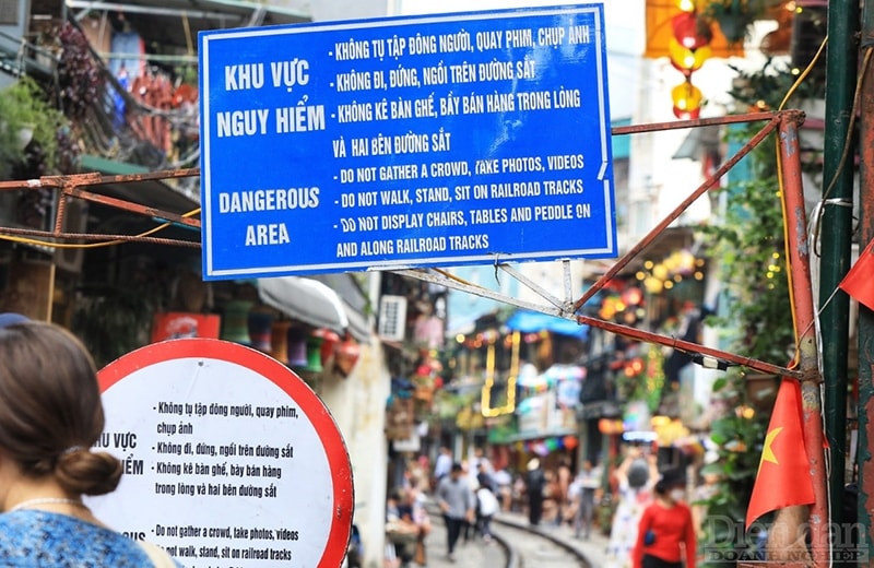 Dù đã có biển cấm nhưng du khách vẫn ưa thích trải nghiệm