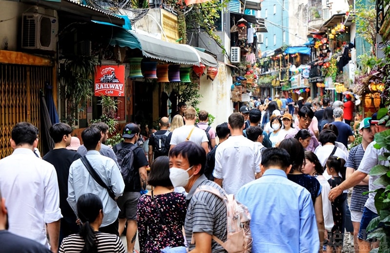 người dân sống xung quanh phố đường tàu cho biết, các quán cà phê vẫn rất đông khách, đặc biệt là vào dịp cuối tuần.