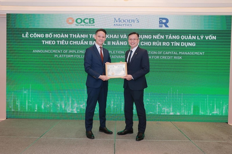 Ông Lê Thanh Quý Ngọc – Giám đốc khối Quản lý Rủi ro OCB nhận giấy chứng nhận hoàn thành triển khai và áp dụng nền tảng quản lý vốn theop/Basel II nâng cao từ Moody’s Analyticbr class=