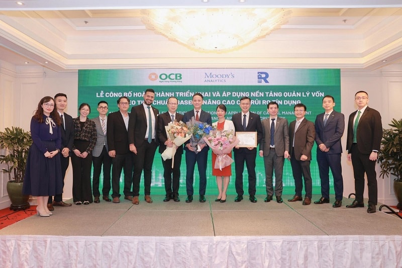 Lãnh đạo OCB cùng các đối tác chụp hình lưu niệm tại sự kiện