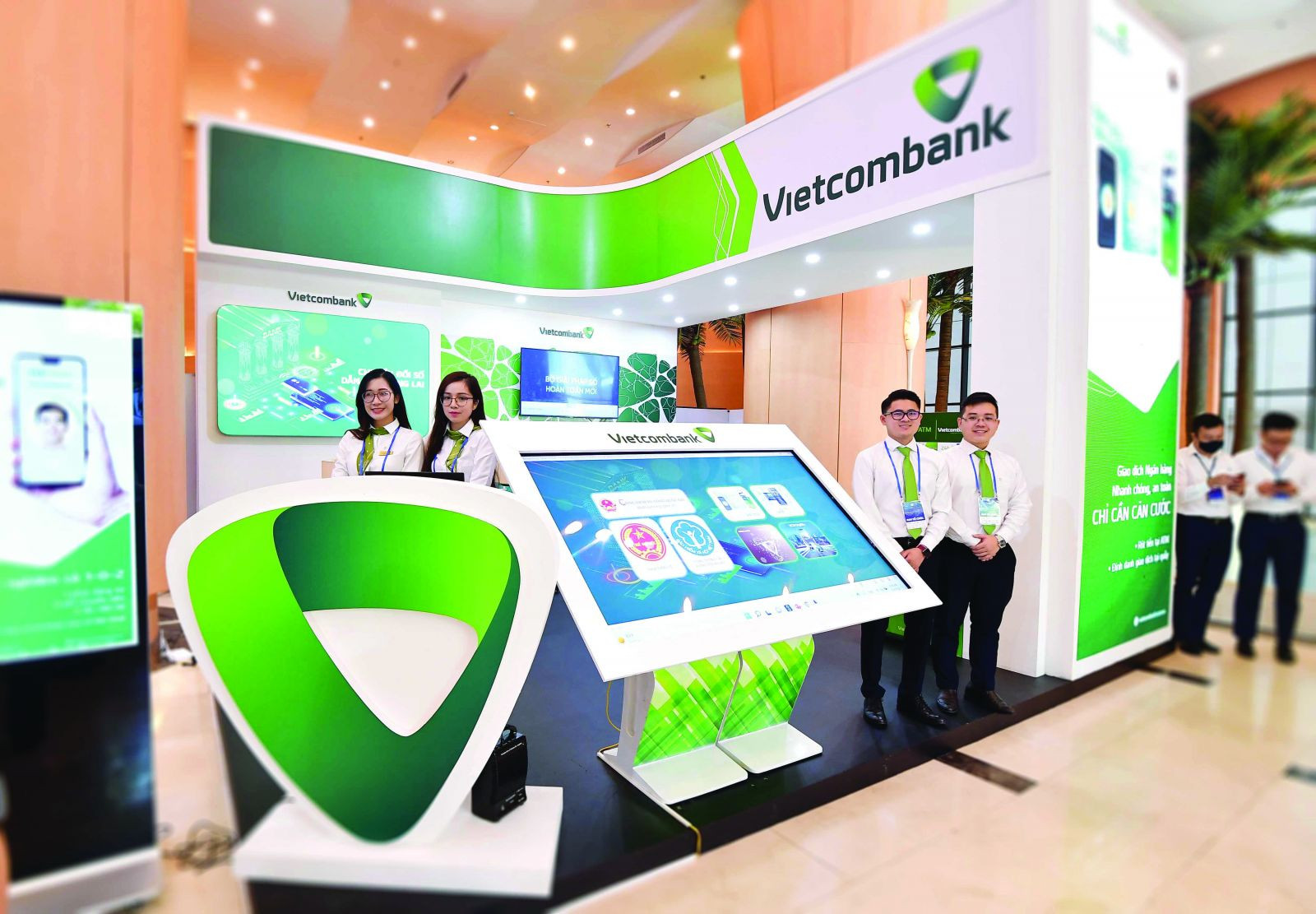 Vietcombank còn xây dựng được một hệ thống hạ tầng công nghệ bảo mật, hoạt động ổn định và đồng nhất, luôn được kết nối thông suốt với trang thiết bị và giải pháp công nghệ tiên tiến, hiện đại.