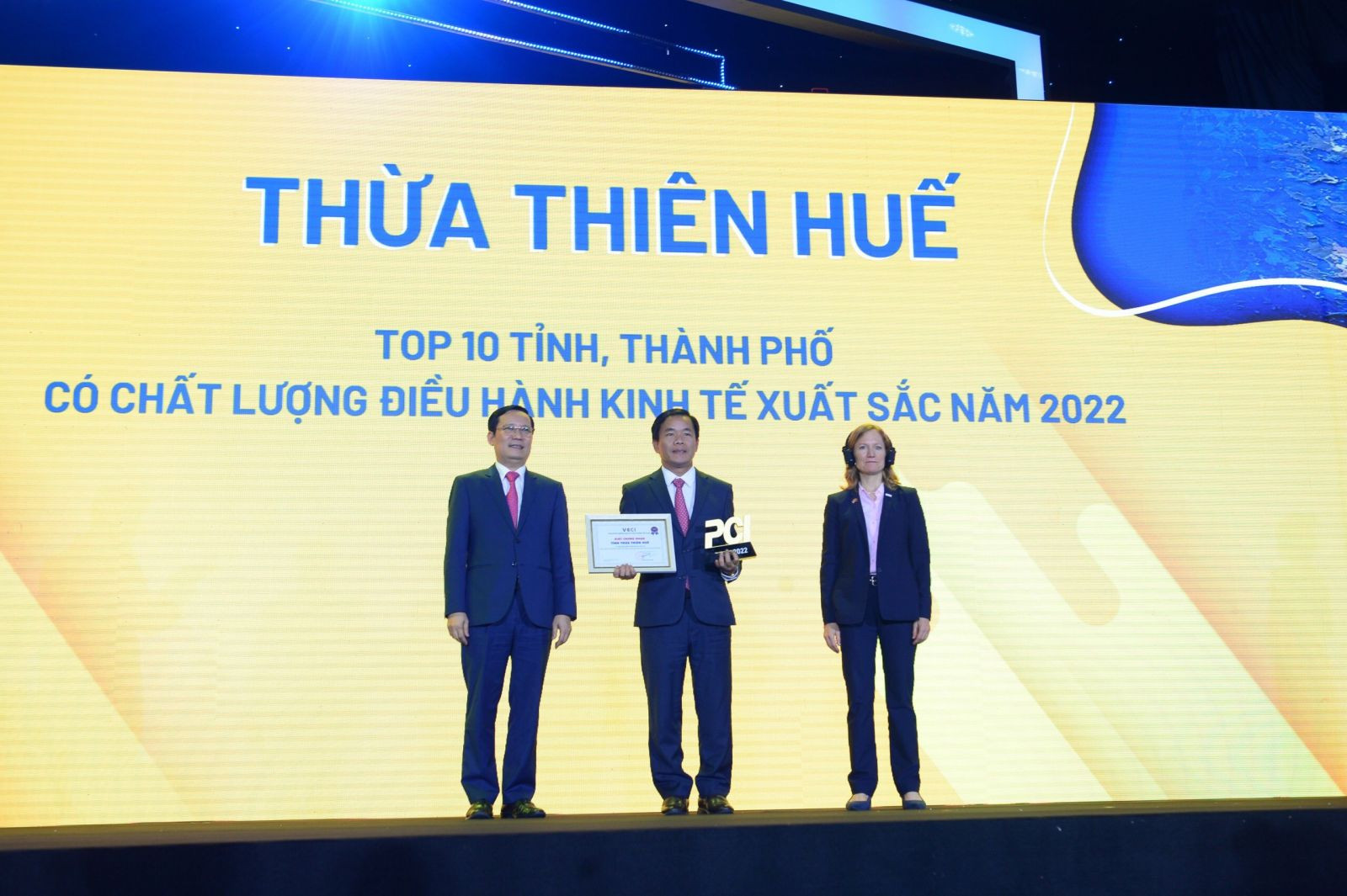 Chủ tịch UBND tỉnh Thừa Thiên Huế đón nhận Chứng nhận Top 10 tỉnh, thành phố có chất lượng điều hành kinh tế xuất sắc 2022