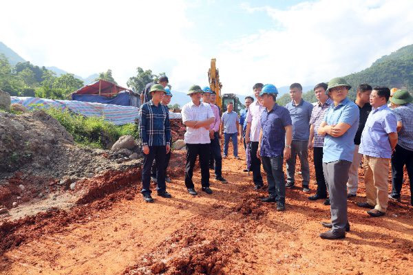 Phó Chủ tịch Thường trực UBND tỉnh Đinh Quang Tuyênp/kiểm tra tiến độ thi công đường thành phố Bắc Kạn - Ba Bể.