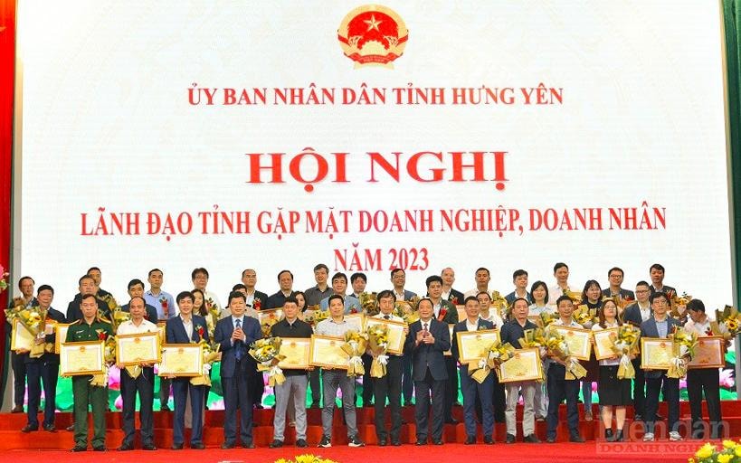 UBND tỉnh Hưng Yên trao Bằng khen của Chủ tịch UBND tỉnh tặng các tập thể cá nhân đã có nhiều đóng góp trong việc phát triển kinh tế- xã hội của tỉnh Hưng Yên