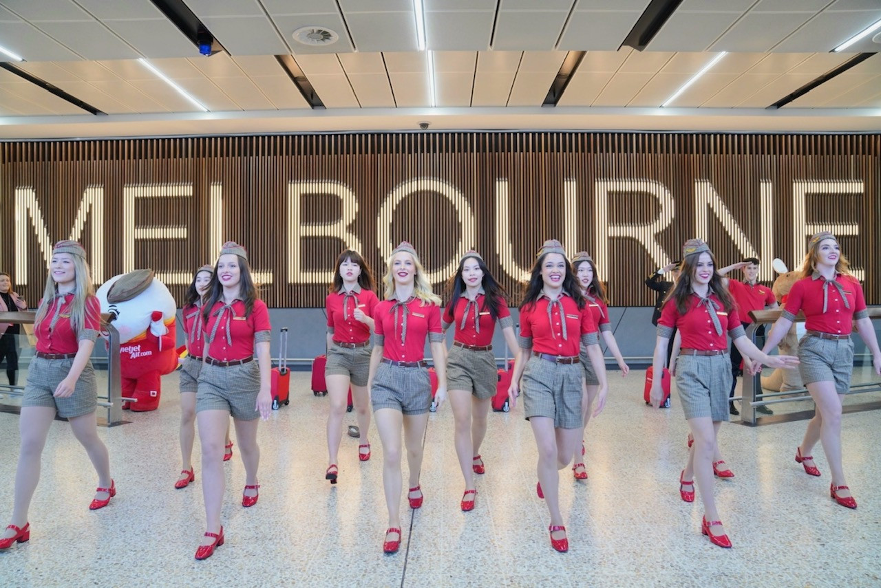 A11, A12: Các phi công, tiếp viên Vietjet trình diễn nhảy flashmob tại sân bay Melbourne 