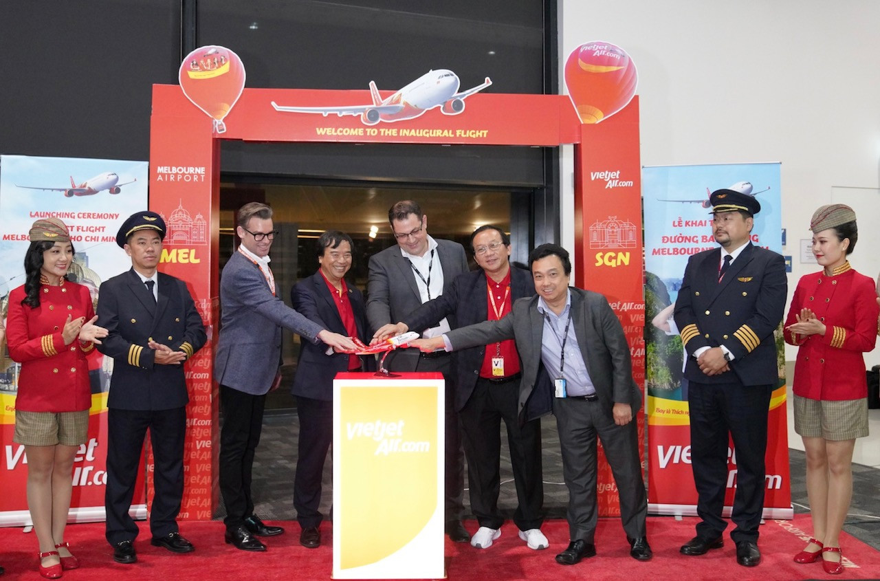 Phó Tổng giám đốc Vietjet Nguyễn Đức Thịnh cùng đại diện sân bay Melbourne thực hiện nghi thức khai trương đường bay tại Melbourne