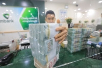 NHNN giảm giá bán USD, tiền VND tiếp tục mạnh lên