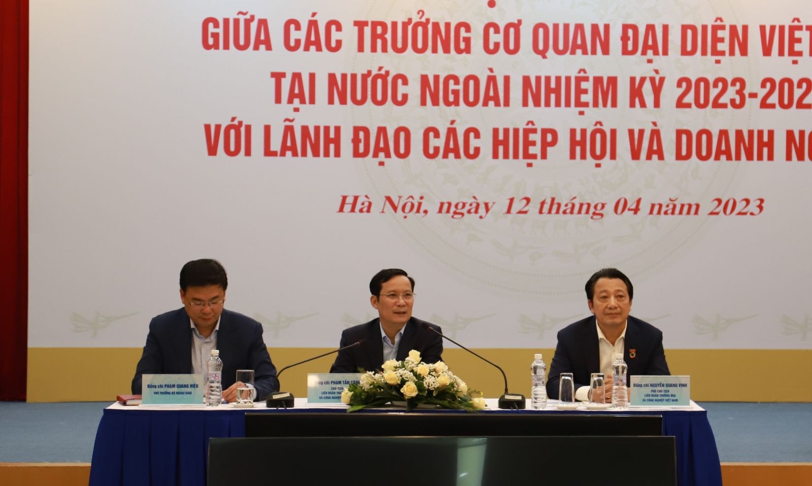 Thứ trưởng Ngoại giao Phạm Quang Hiệu, Chủ tịch VCCI Phạm Tấn Công và Phó Chủ tịch VCCI Nguyễn Quang Vinh tại sự kiện