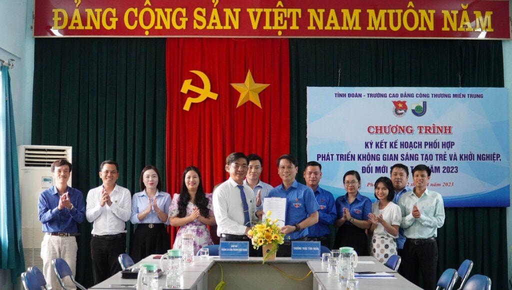 Đại diện hai đơn vị cùng đặt bút ký vào biên bản hợp tác phối hợp Phát triển không gian sáng tạo trẻ và khởi nghiệp, đổi mới sáng tạo năm 2023 tại tỉnh Phú Yên