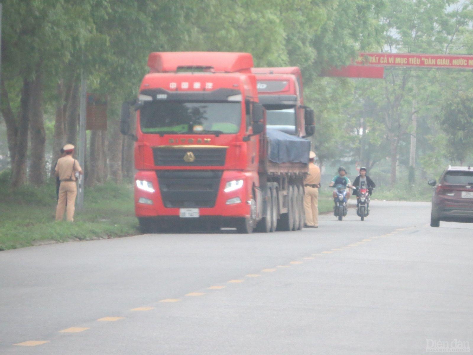 Do “lệch pha” về giới hạn bảo vệ kết cấu đường bộ nên nhiều xe tải trọng lớn dù bị dừng cùng một lúc nhưng vẫn dễ dàng “thông chốt” tổ tuần tra, kiểm soát CSGT-TT Công huyện Đức Thọ? (ảnh chụp trên trục đường Nguyễn Thị Minh Khai thuộc thị trấn Đức Thọ vào chiều 13/4) 