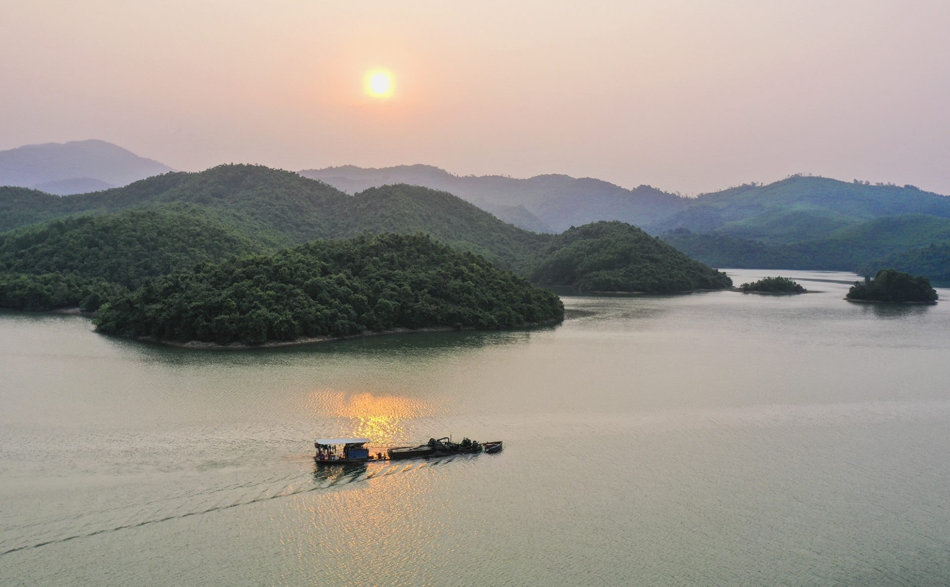 Hoàng hôn huyền ảo trên hồ nước ngọt giữa rừng Quảng Ngãi Hoàng hôn huyền ảo trên hồ nước ngọt giữa rừng Quảng Ngãi