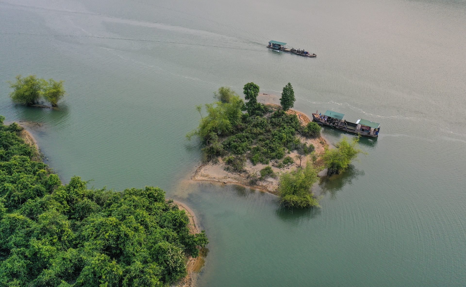 Hoàng hôn huyền ảo trên hồ nước ngọt giữa rừng Quảng Ngãi Hoàng hôn huyền ảo trên hồ nước ngọt giữa rừng Quảng Ngãi