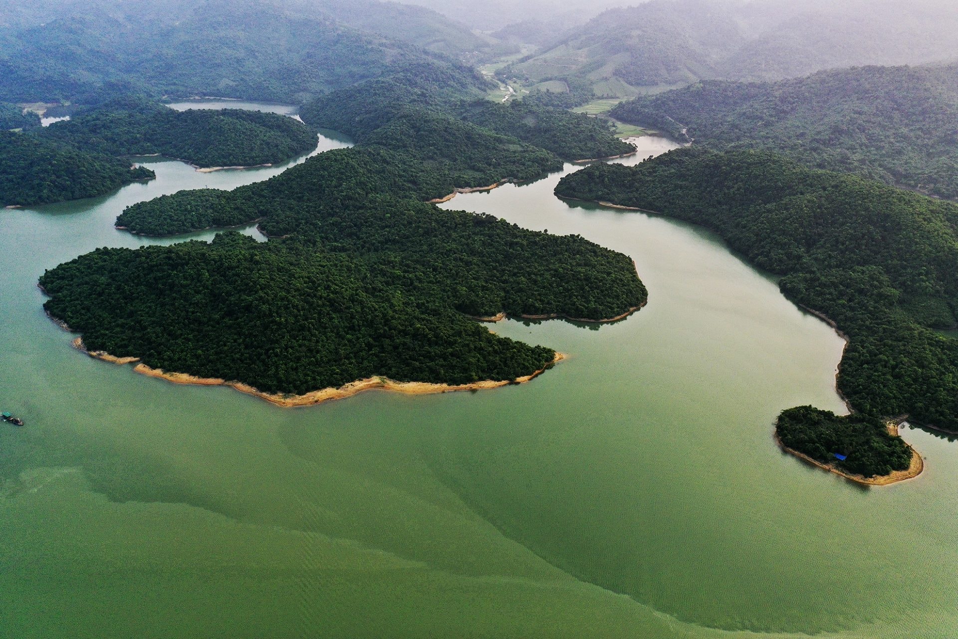 Hoàng hôn huyền ảo trên hồ nước ngọt giữa rừng Quảng Ngãi Hoàng hôn huyền ảo trên hồ nước ngọt giữa rừng Quảng Ngãi