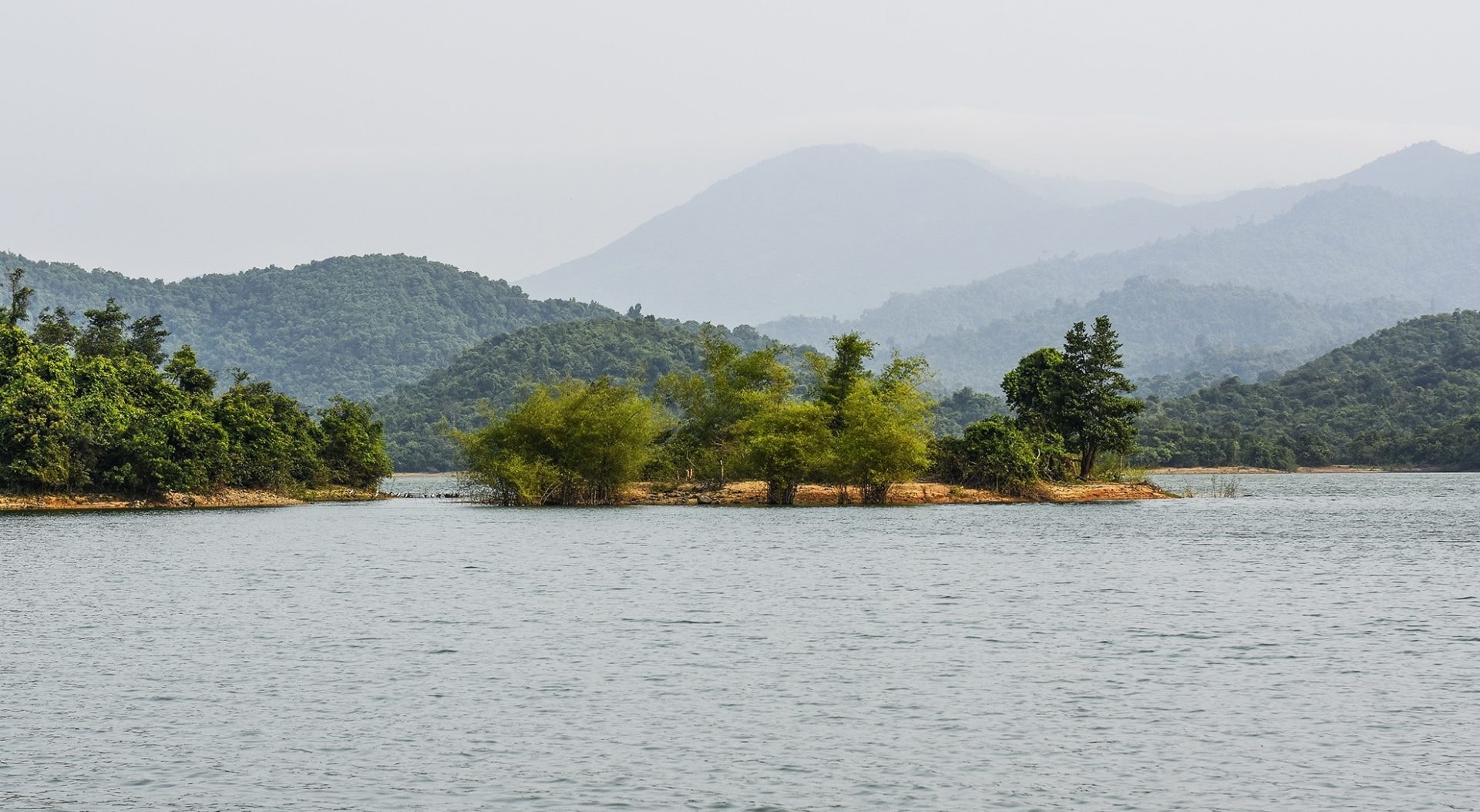 Hoàng hôn huyền ảo trên hồ nước ngọt giữa rừng Quảng Ngãi Hoàng hôn huyền ảo trên hồ nước ngọt giữa rừng Quảng Ngãi