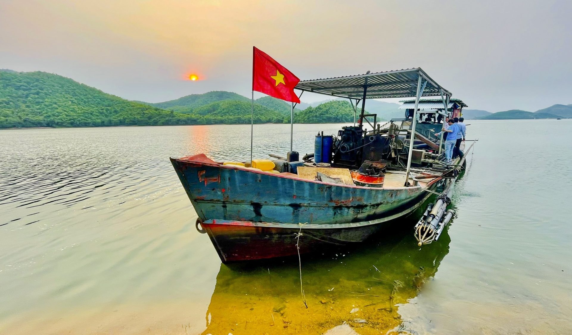 Hoàng hôn huyền ảo trên hồ nước ngọt giữa rừng Quảng Ngãi Hoàng hôn huyền ảo trên hồ nước ngọt giữa rừng Quảng Ngãi