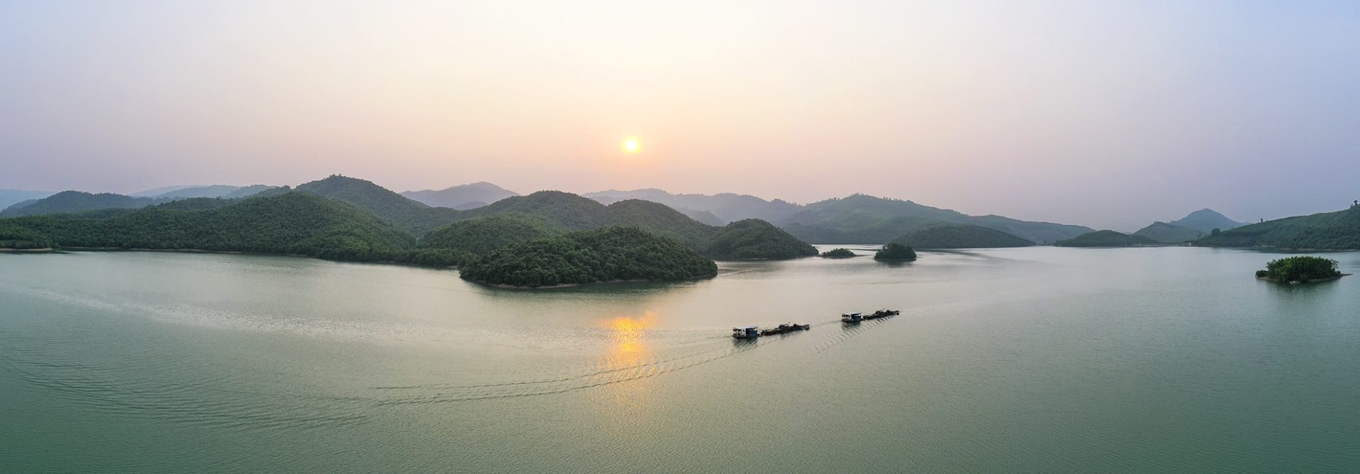 Hoàng hôn huyền ảo trên hồ nước ngọt giữa rừng Quảng Ngãi Hoàng hôn huyền ảo trên hồ nước ngọt giữa rừng Quảng Ngãi