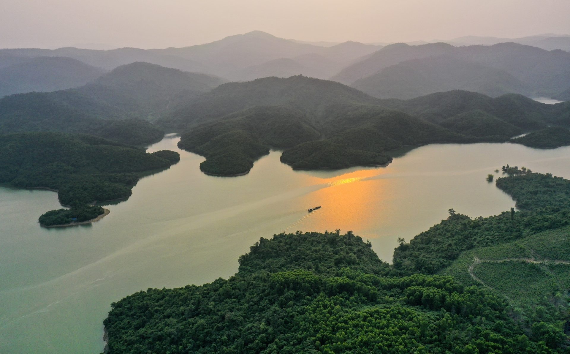 Hoàng hôn huyền ảo trên hồ nước ngọt giữa rừng Quảng Ngãi Hoàng hôn huyền ảo trên hồ nước ngọt giữa rừng Quảng Ngãi