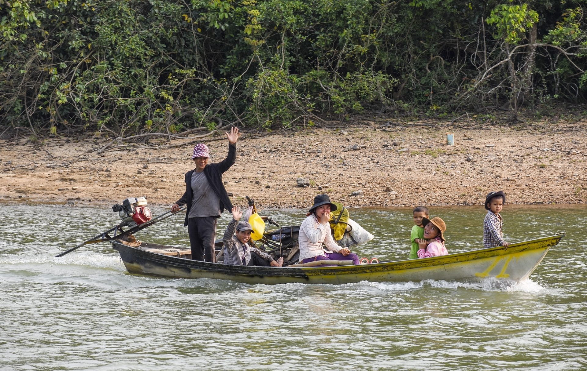Hoàng hôn huyền ảo trên hồ nước ngọt giữa rừng Quảng Ngãi Hoàng hôn huyền ảo trên hồ nước ngọt giữa rừng Quảng Ngãi
